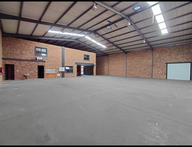 630M² WAREHOUSE TO LET IN BRENTWOOD PARK